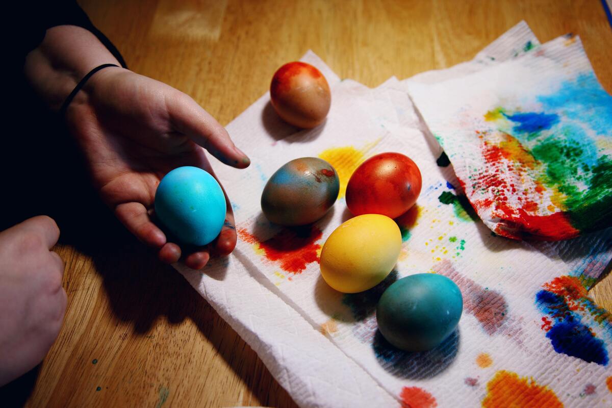 Pessoa pintando ovos de galinha