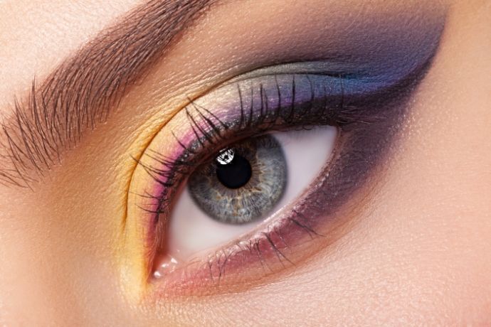 Olhos femininos com sombras coloridas