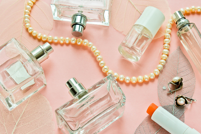 Frascos de perfumes femininos importados.