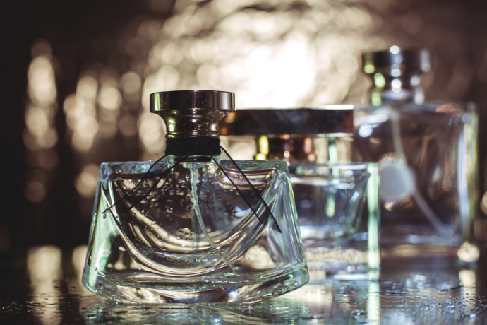 Frascos de perfumes femininos importados.
