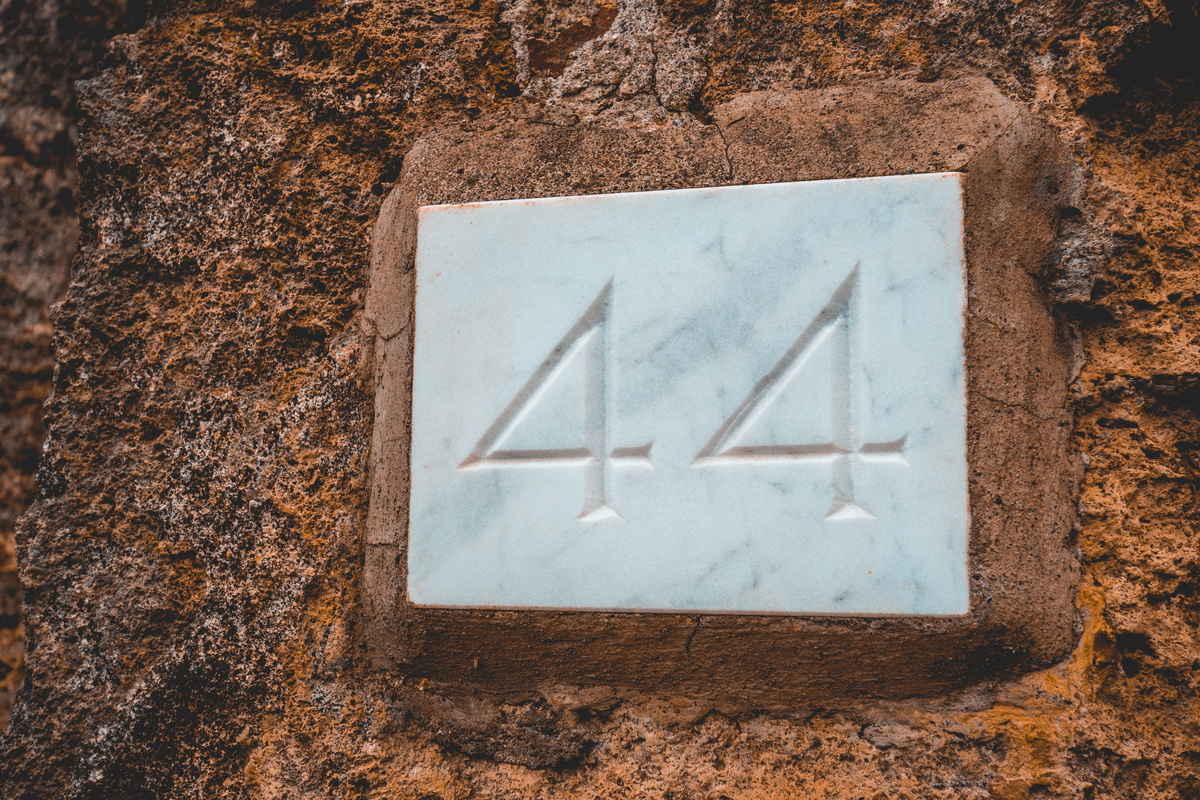 Número 44  em granito preso em pedra