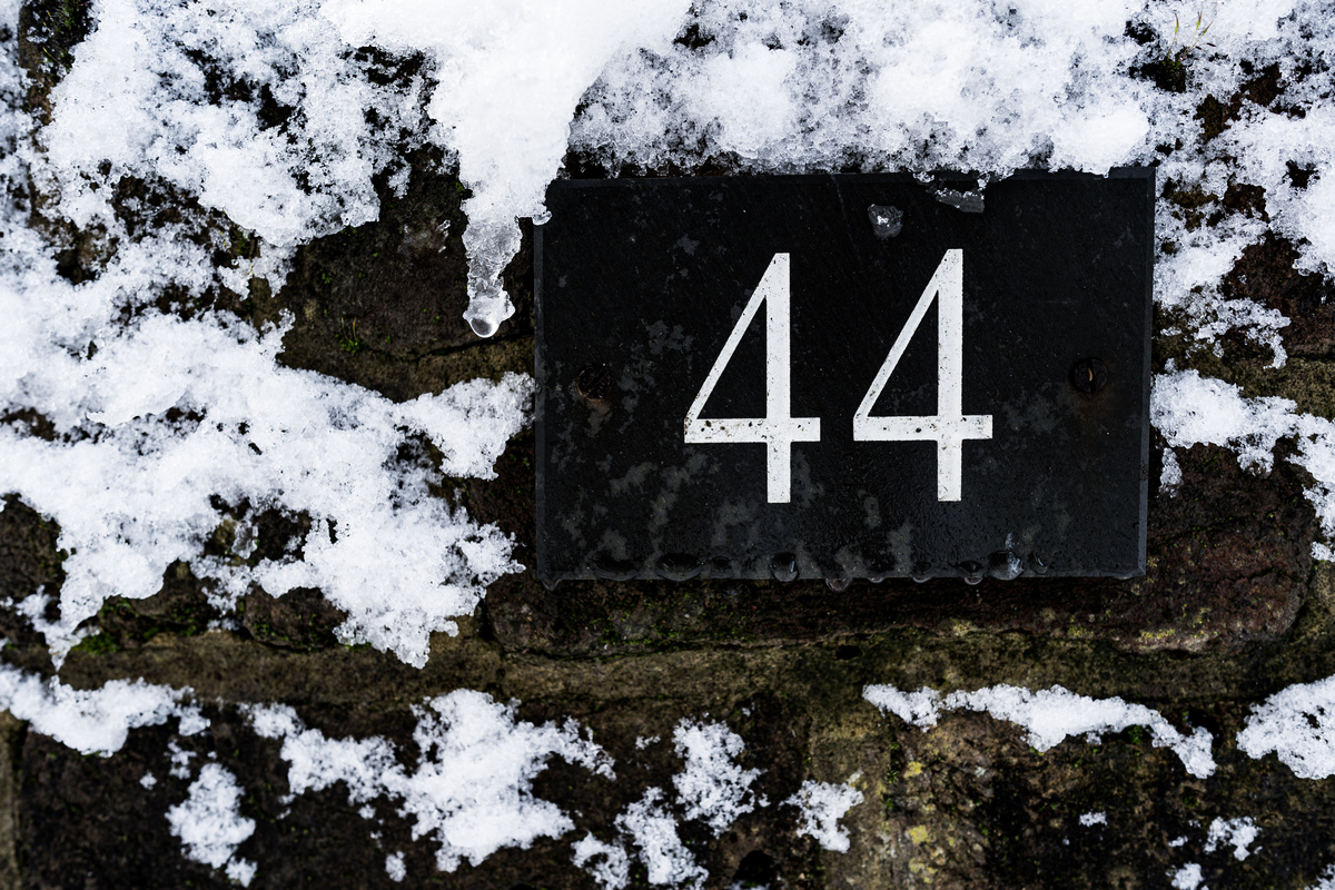 Número 44  em pedra preta na neve.