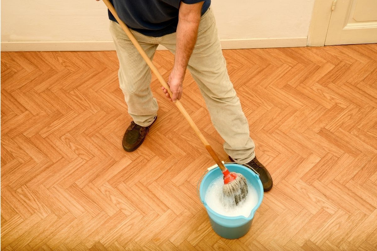 Homem lavando chão.