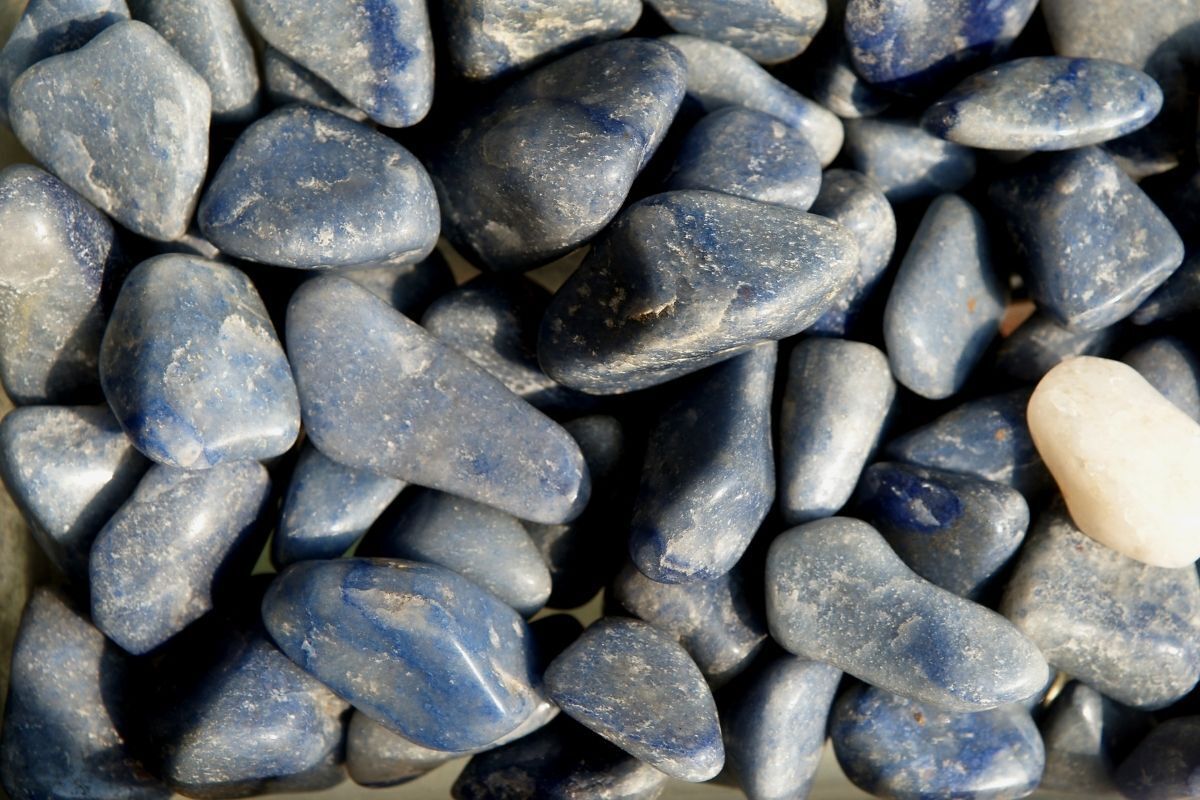 Pedras roladas de quartzo azul.