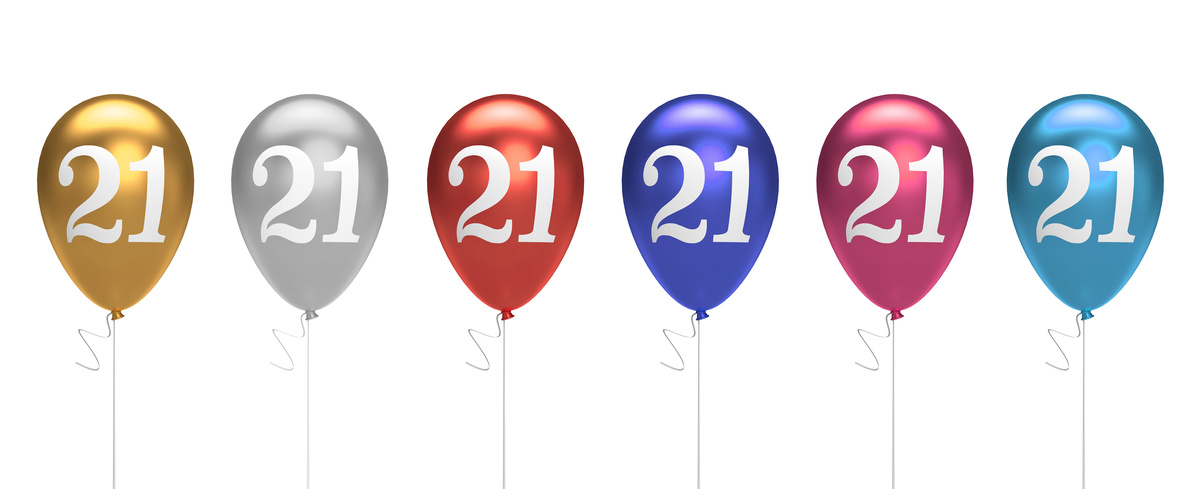 Balões com número 21.