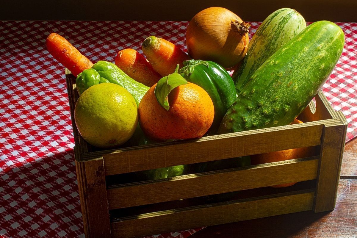 Verduras e frutas dentro de cesta.