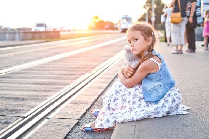 Criança perdida em estação de trem
