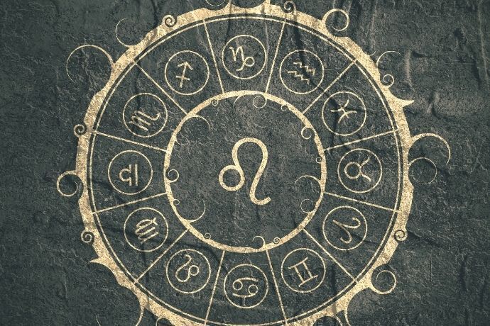 Roda do zodíaco com símbolo de Leão no centro