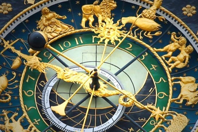 Relógio com signos do zodíaco