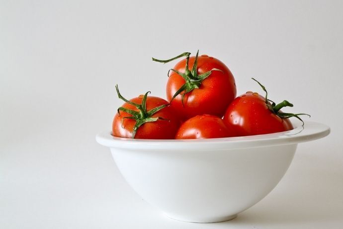 Tomates em pote branco