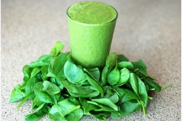 Copo com suco verde e folhas de espinafre