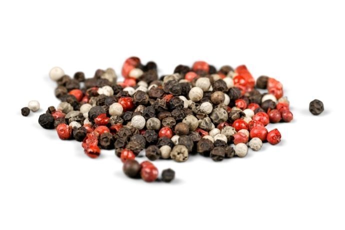 Sementes de pimenta-do-reino pretas, brancas e vermelhas