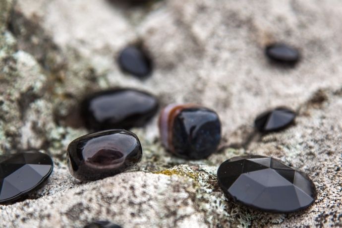 Pedra pretas sobre rocha