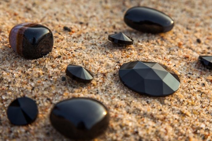 Pedras pretas na areia