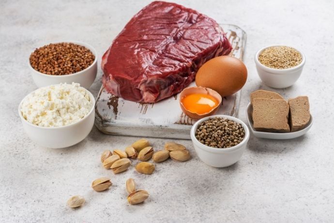 Carne bovina, ovos, e outros alimentos ricos em proteínas