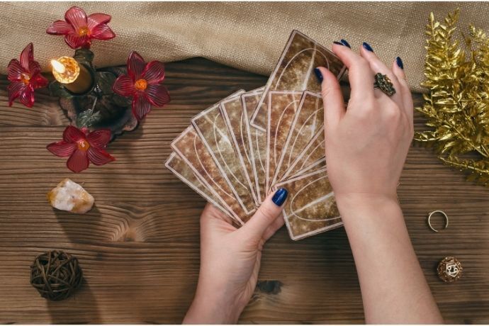 Mulher tirando cartas de baralho cigano