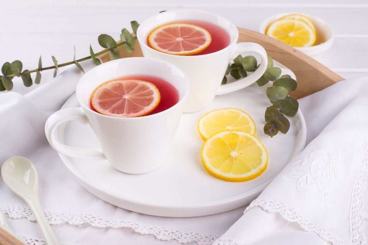 Chá de hibisco com limão.