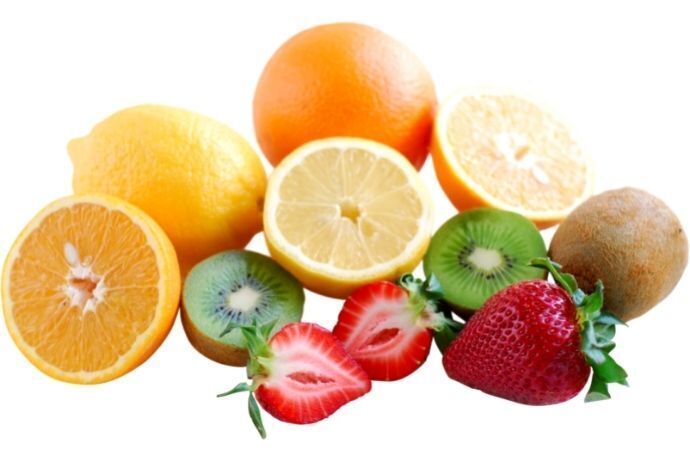 Frutas ricas em vitamina C em fundo branco
