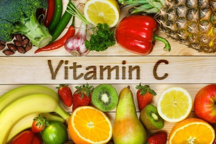 Frutas ricas em vitamina C, separadas por um espaço escrito "Vitamin C"