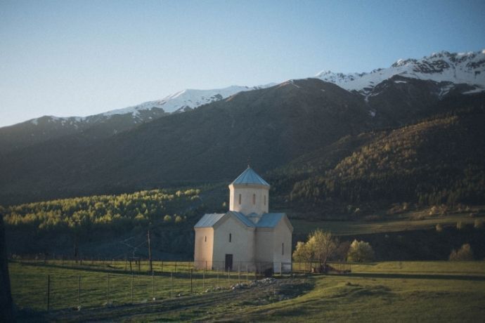 Igreja em campo próximo a montanhas