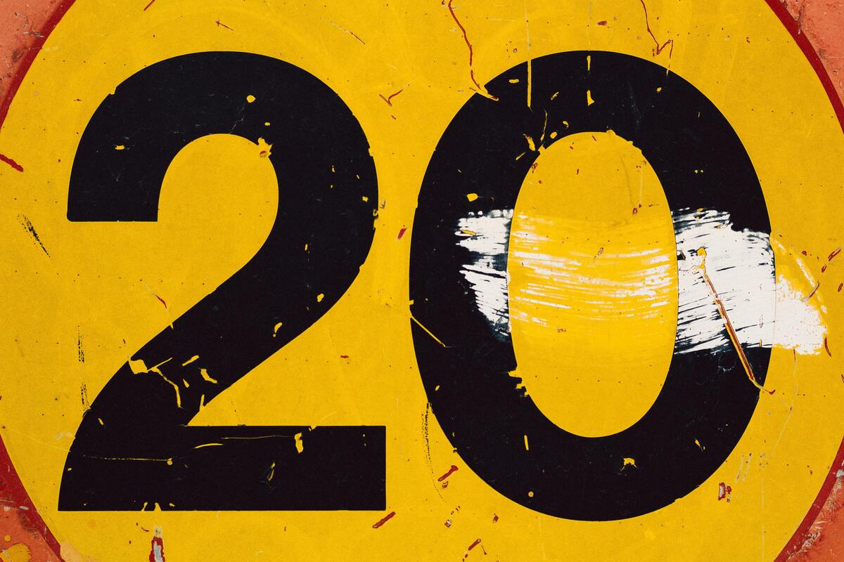 Placa amarela e vermelha com o número 20