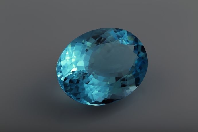 Cristal de Topázio azul em fundo cinza