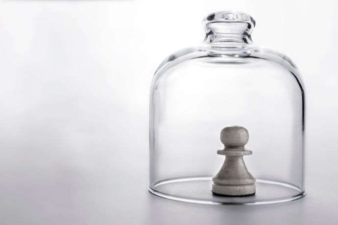 Peça de xadrez dentro de uma redoma de vidro