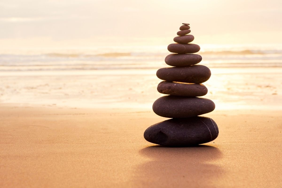 Pedras equilibradas em praia.