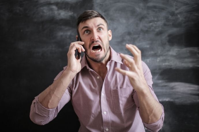 Homem estressado falando no telefone