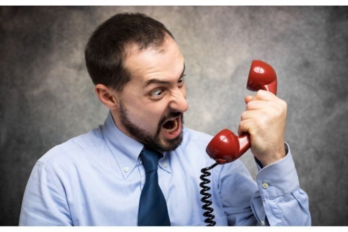 Homem gritando com o telefone