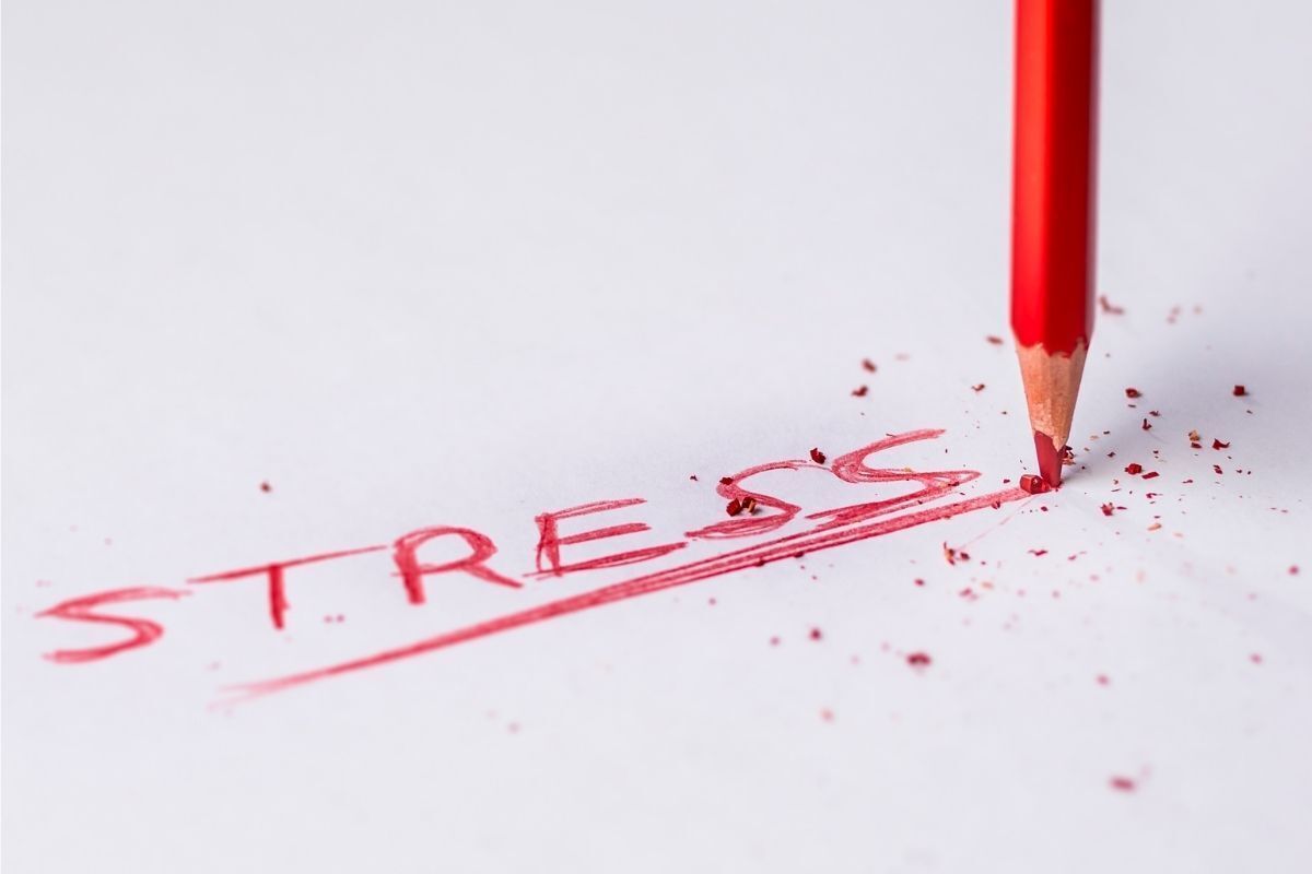 Palavra "Stress" escrita a lápis vermelho.