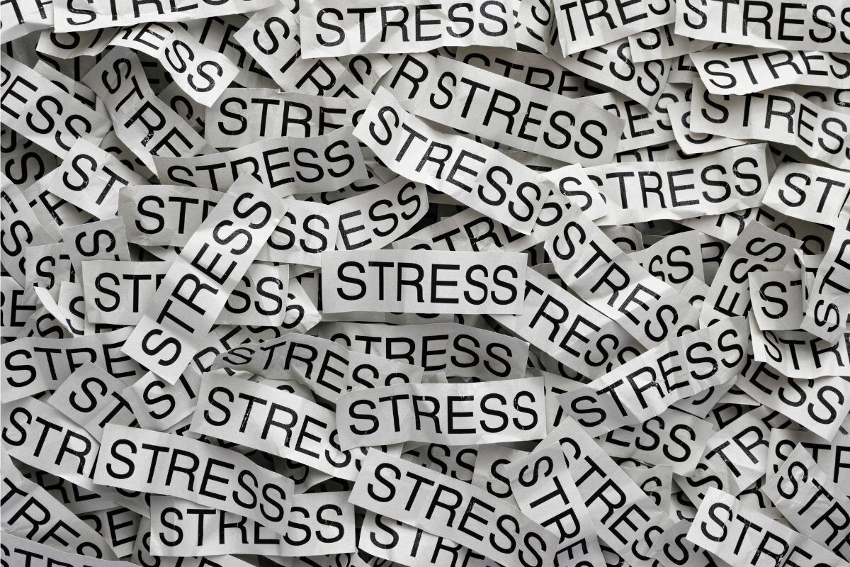 Papéis com palavra "Stress" escrita.