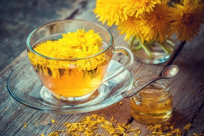 Xícara de chá com dente-de-leão e flores