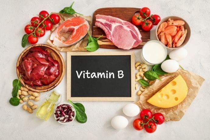 Alimentos ricos em vitamina B e lousa escrito "vitamin B"