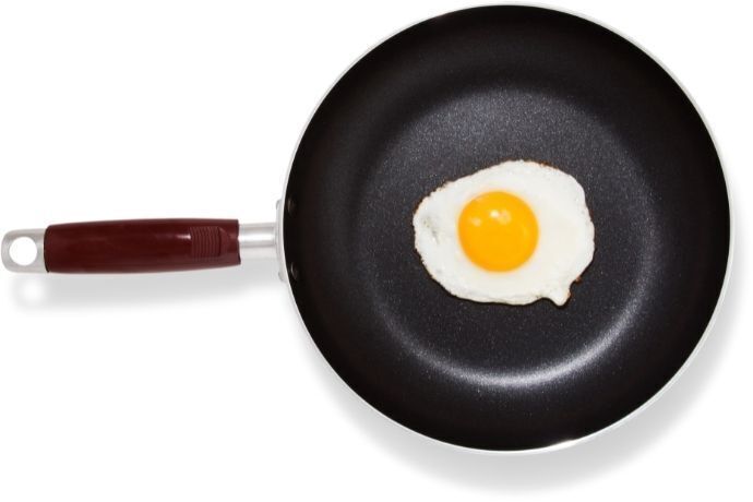 Frigideira preta com um ovo em um fundo branco