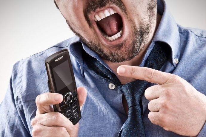 Homem gritando com celular