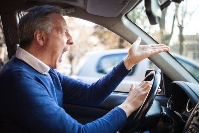 Homem dentro de carro gritando 