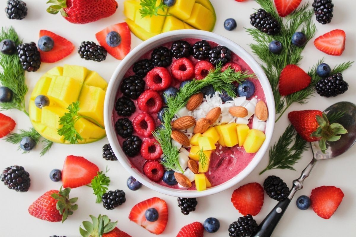 Alimentos e frutas sobre mesa.