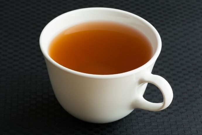 Xícara com chá de casca de maracujá 
