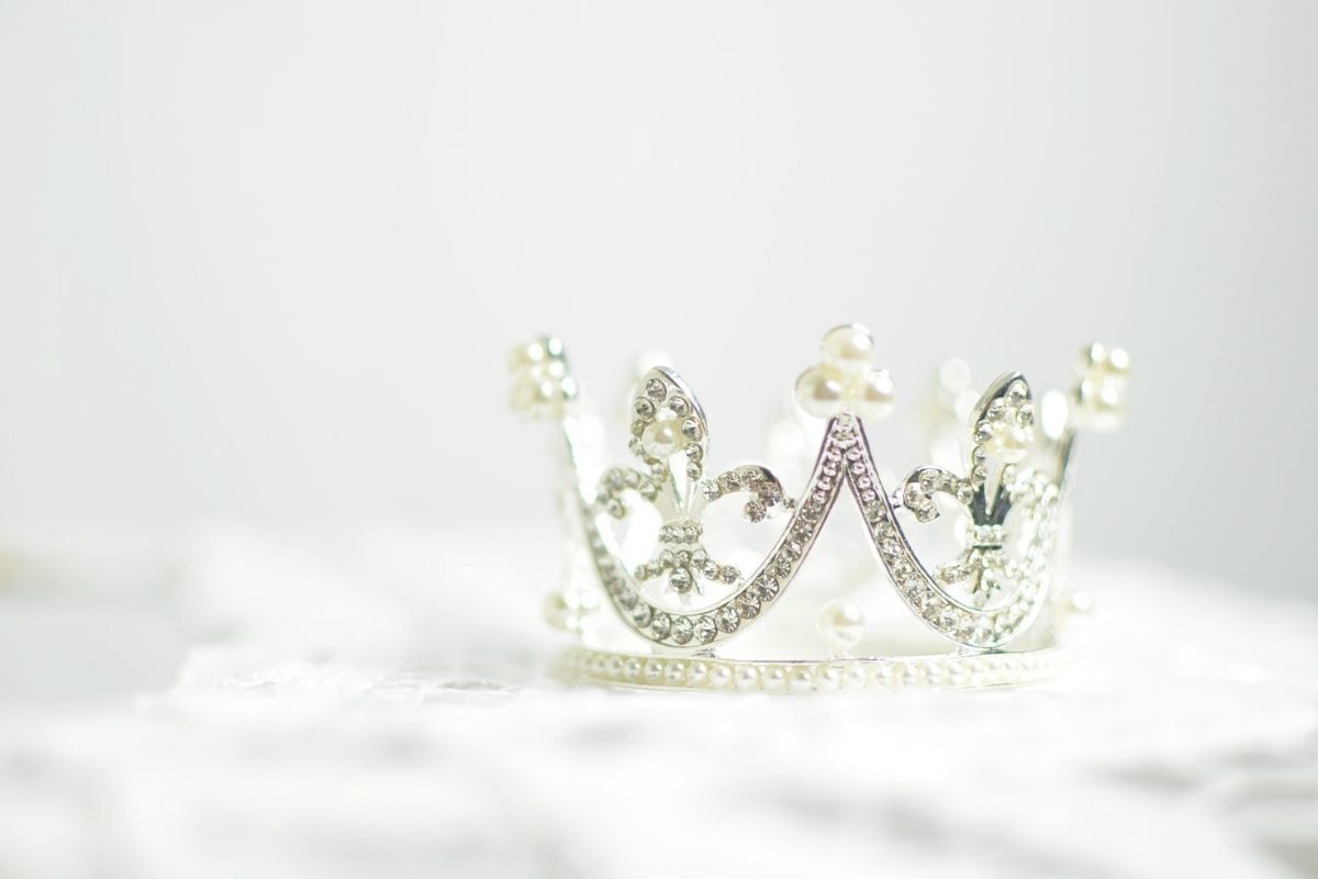 Coroa de rainha em superfície branca.