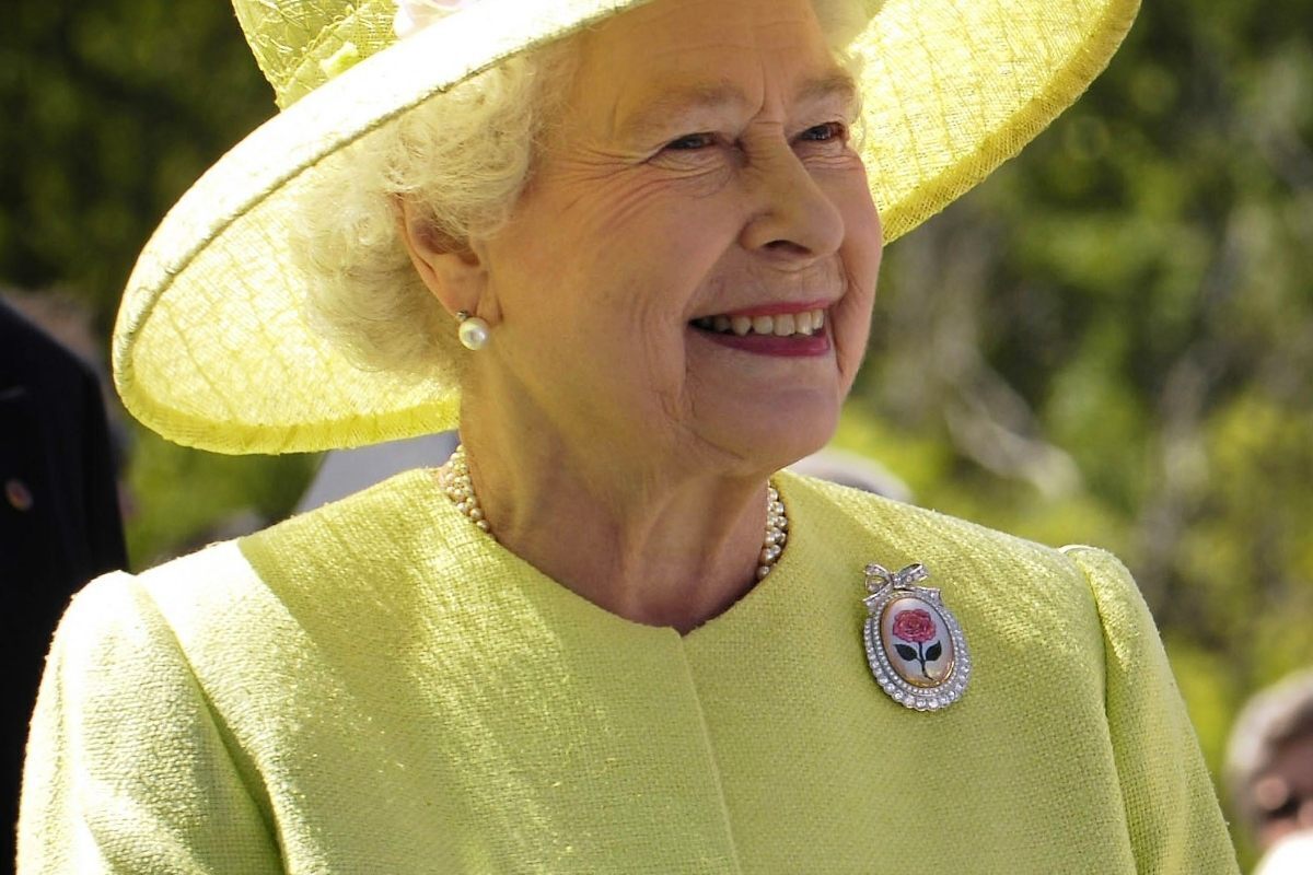Rainha da Inglaterra sorrindo.
