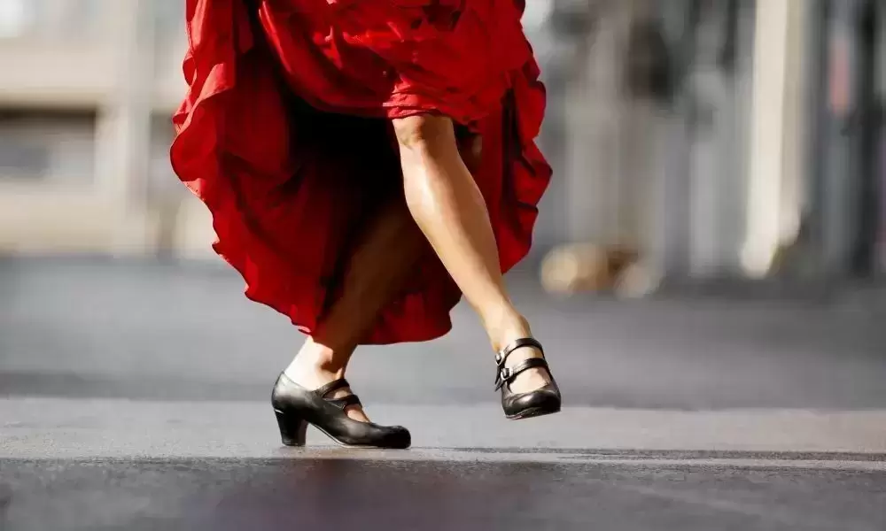 Mulher com vestido vermelho e sapato preto