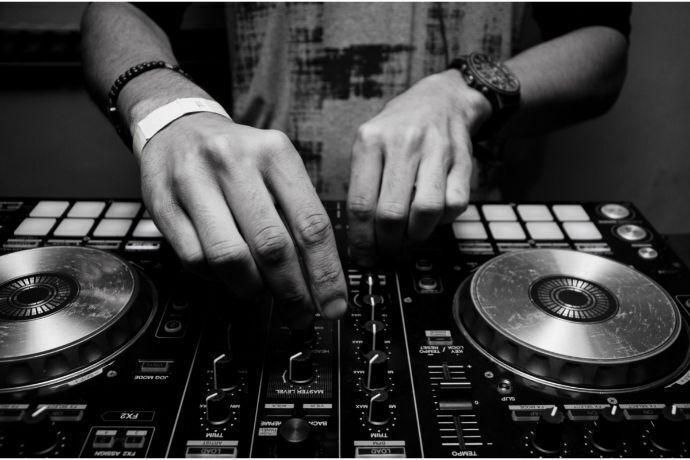 DJ em mesa de som