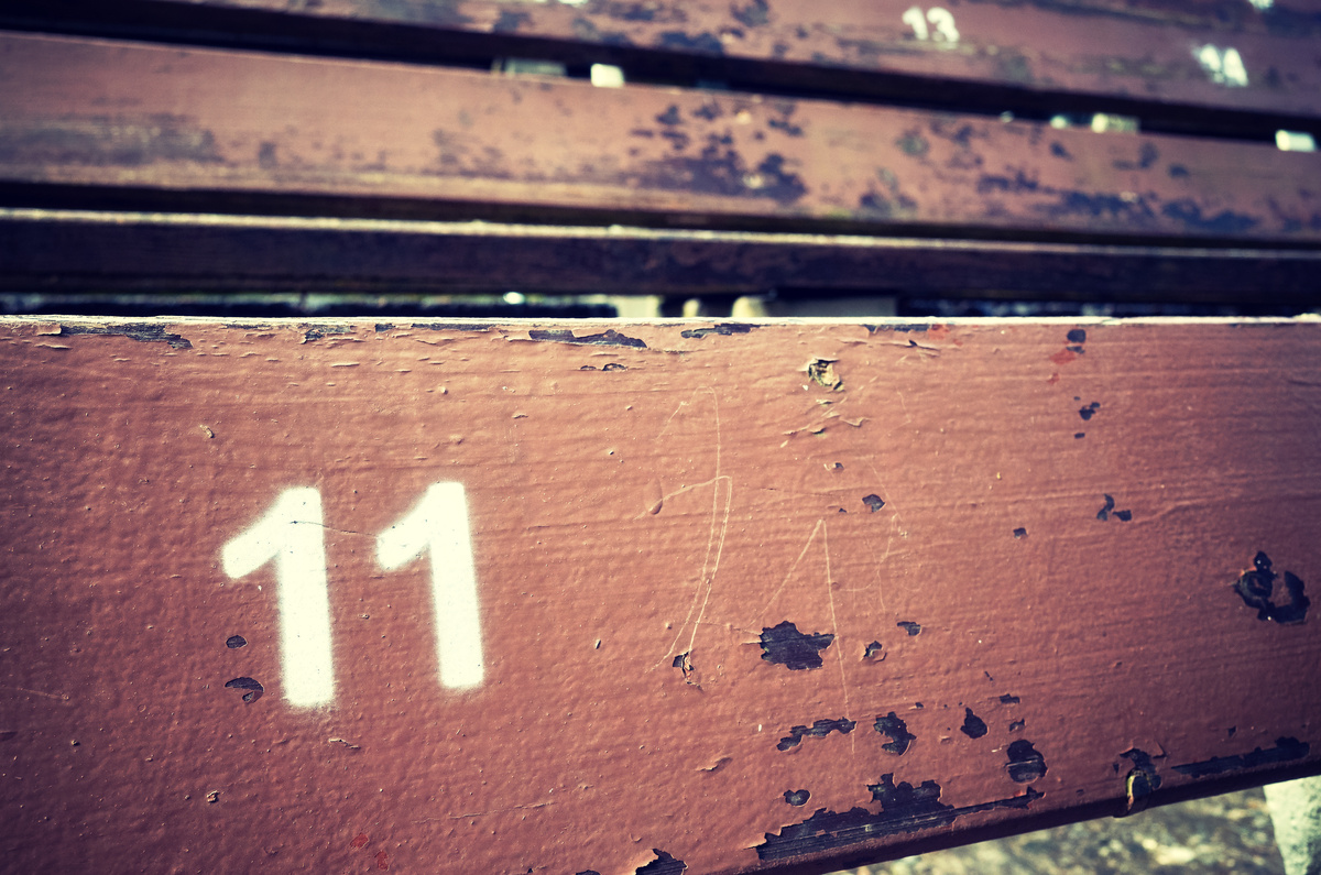 Número 11 pintado em uma madeira.