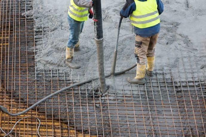 Homens ajustando chão de concreto