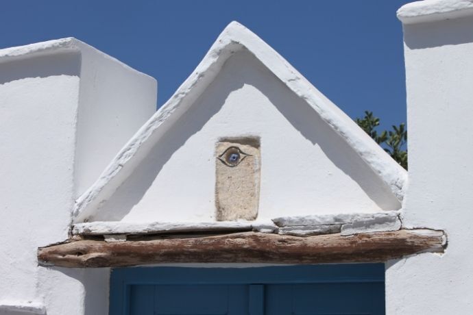 Casa com símbolo do olho grego na fachada