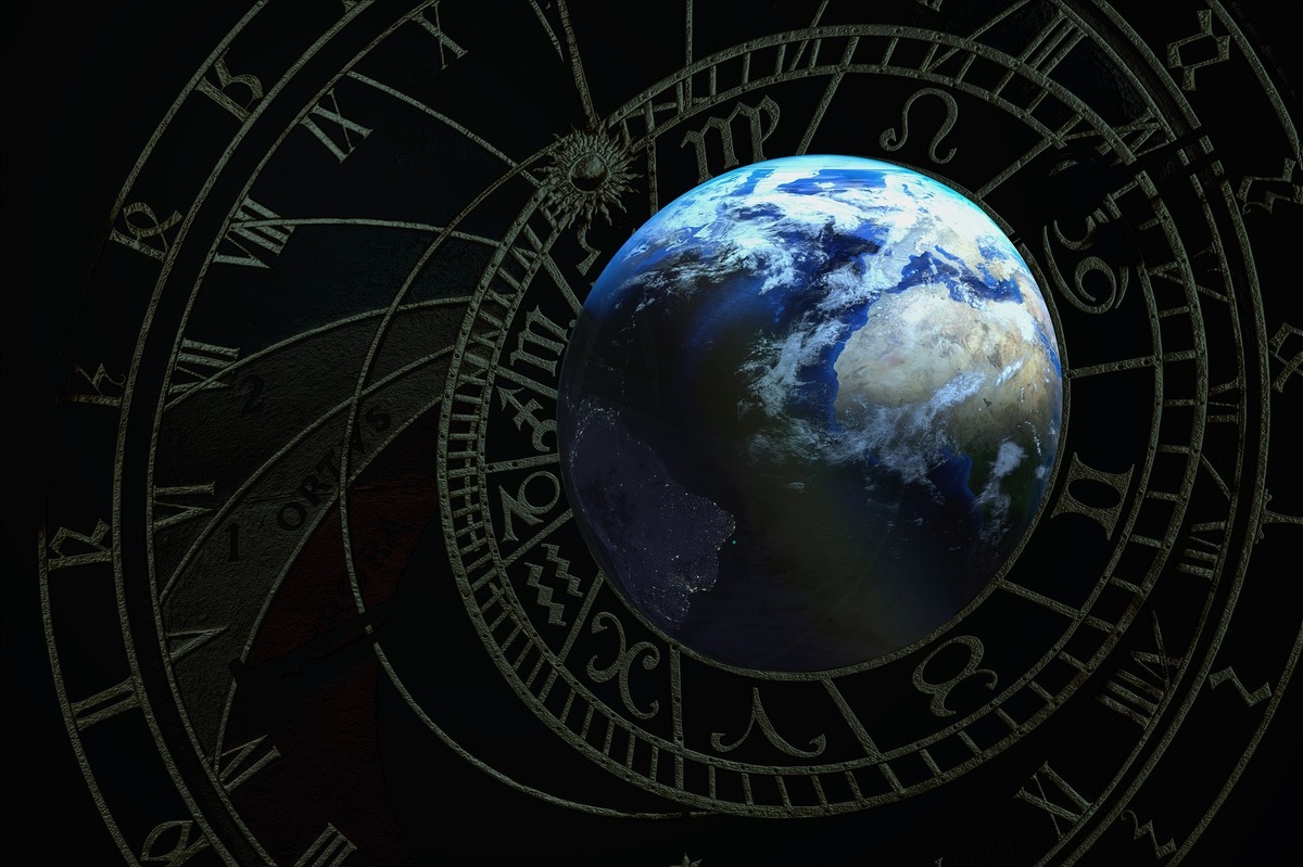 Representação do Planeta Terra em meio a um mapa astral. 