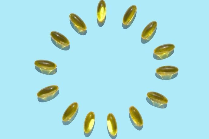 Cápsulas de vitamina D colocadas em círculo 