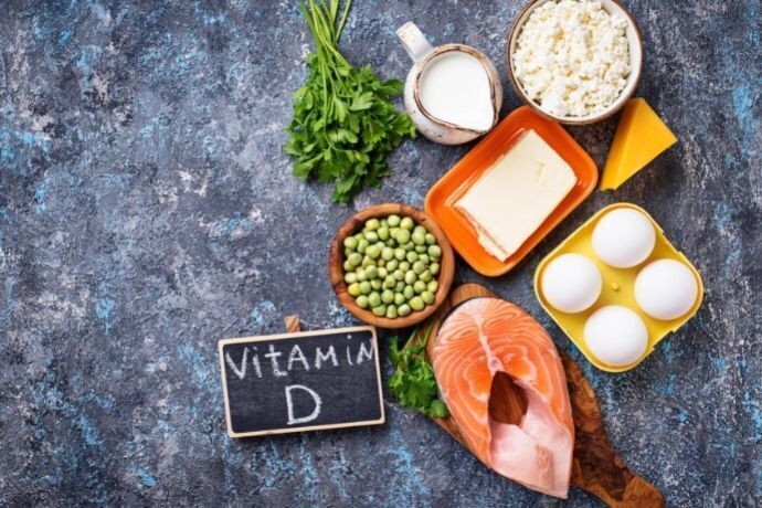 Alimentos ricos em vitamina D com lousa escrito "vitamina D"