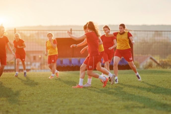Mulheres jogando futebol em clube 